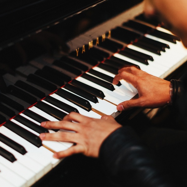 Klavir, foto Gabriel Gurrola s strani Unsplash